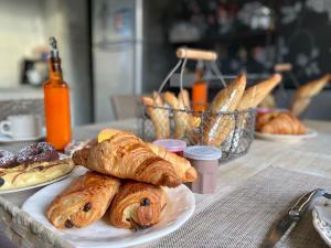 La Clef des Songes - Maison dHôtes au Calme, au Coeur de Sarlat, 2 minutes à pied de la Cité Médiévale - Climatisation - Petits Déjeuners fait Maison - Parking gratuit - Option Spa et Massages - Piscine de Saison à 400m