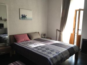 Triple Room with Balcony and Shared Bathroom room in VladStar INN