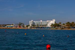 Limanaki Beach Hotel & Suites
