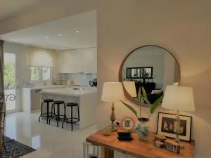 Luxury Garden Apartment Glyfada - Soúrmena