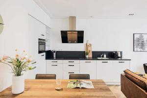 Damrak Short Stay Amsterdam