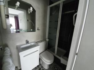 Hotels Contact Hotel du Relais Thouars : Chambre Double avec Douche