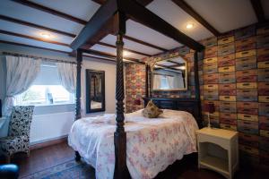 The Royal Arms Hotel Room Only