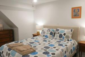 Contemporary 3 Bedroom Apt with Sauna in Woods