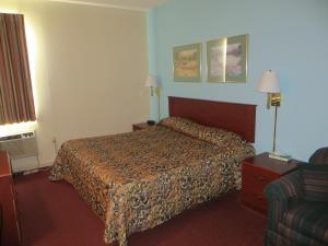King Room - Smoking  room in Super 8 by Wyndham Knoxville Downtown Area