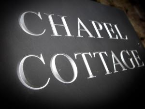 Chapel Cottagein a private courtyard in central location with 2 parking spaces