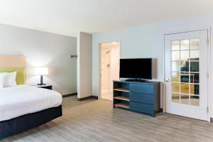 King Suite room in Country Inn & Suites by Radisson Appleton WI