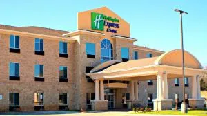 Holiday Inn Express & Suites Bonham by IHG - Париж