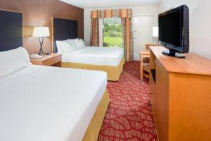 Queen Room with Two Queen Beds room in Holiday Inn Express Roseburg an IHG Hotel