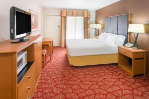 Queen Room - Disability Access room in Holiday Inn Express Roseburg an IHG Hotel