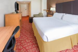 King Room room in Holiday Inn Express Roseburg an IHG Hotel