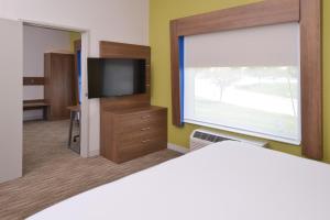 Holiday Inn Express & Suites - Omaha - 120th and Maple by IHG