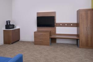 Holiday Inn Express & Suites - Omaha - 120th and Maple by IHG