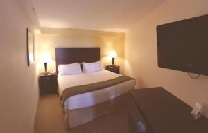 King Room with Spa Bath room in Holiday Inn Express Lake Front - St Ignace an IHG Hotel