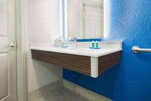 Suite with Mobility Accessible Tub - Non-Smoking room in Holiday Inn Express & Suites - Nearest Universal Orlando an IHG Hotel