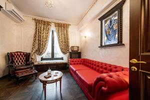 Private Museum Apartment with Antique Decor