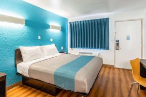 Queen Room - Non-Smoking room in Motel 6-Valdosta GA - University