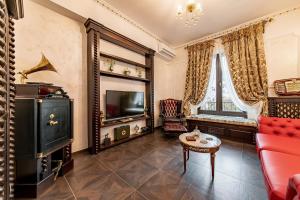 Private Museum Apartment with Antique Decor