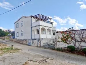 Apartman Ana - experience beach and mountain holiday - Šarić