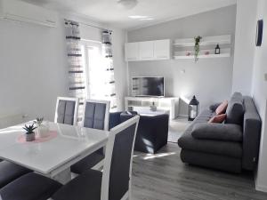 Apartman Ana - experience beach and mountain holiday