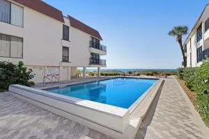 Water's Edge Condominiums - هولمز بيتش