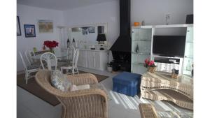 LLOGUER30 Margarets Family House with pool and parquing