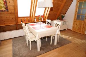 Zeltdachhaus mit moderner Ausstattung