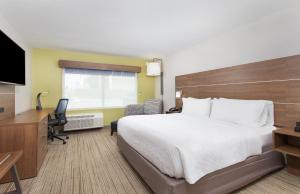 King Room - Hearing Accessible room in Holiday Inn Express Williamsburg an IHG Hotel