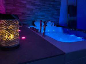 Appartements Appartement Cosy Jacuzzy Luxe Gare de Toulon : photos des chambres