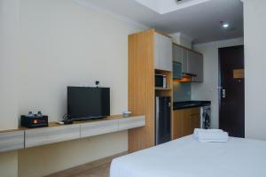 Minimalist and Comfy Studio at Menteng Park Apartment By Travelio