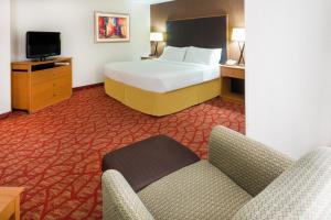 Executive King Suite room in Holiday Inn Express Roseburg an IHG Hotel