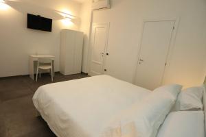 Delia Rooms & Gallery