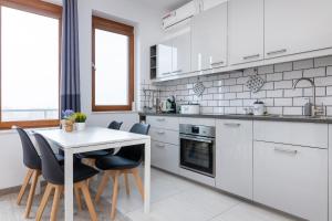 Royal Palace Elegant Apartment by BookingHost