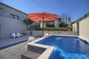 Charming villa Zoya with pool in Pula