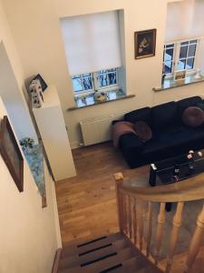 Centralt i Gentofte i 2 plan, ved S-Tog og busser