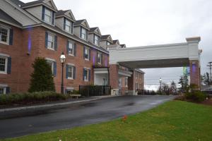 Holiday Inn Express and Suites Merrimack - Nashua by IHG