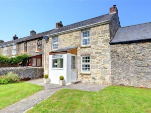 Modern holiday home in Camborne with Garden
