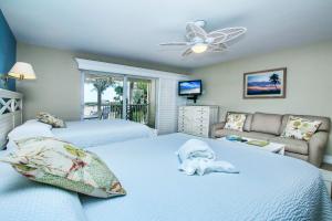 Studio with Kitchen and Gulf View room in Island Inn