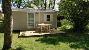 Campings Camping Au Tour de l'Aveyron : Bungalow 2 Chambres avec Salle de Bains Commune Séparée