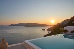 Deluxe Suite with Infinity Pool and Caldera View