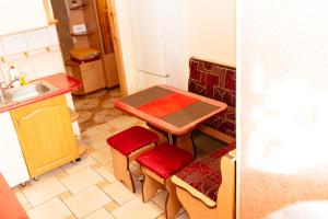 Біля цирку (Near the circus)