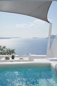 Deluxe Suite with Infinity Pool and Caldera View