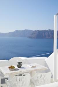 Deluxe Suite with Infinity Pool and Caldera View