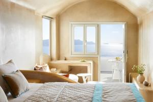 Superior Villa with Outdoor Hot Tub and Caldera View
