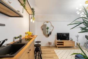 Eclectic 3 bedroom Calea Victoriei by Urbanesq