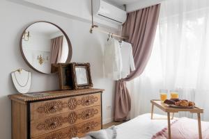 Eclectic 3 bedroom Calea Victoriei by Urbanesq