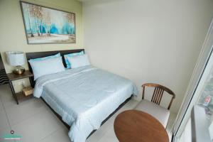 A2JSuites Bedroom Taal View Luxury Smart Home Suite Near Skyranch