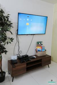 A2JSuites Bedroom Taal View Luxury Smart Home Suite Near Skyranch