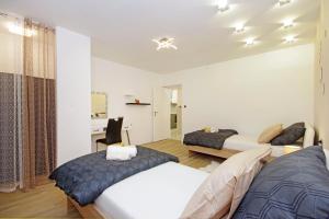 Split Symphony Garden: Modern, new Apartment (4+1), 5 min walk to ˝Firule˝ SAND BEACH, 12 min walk to CITY CENTER