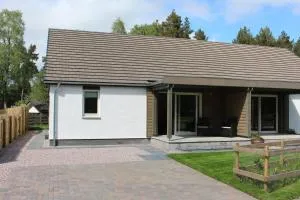 2 Dellmhor Cottages - Loch Morlich